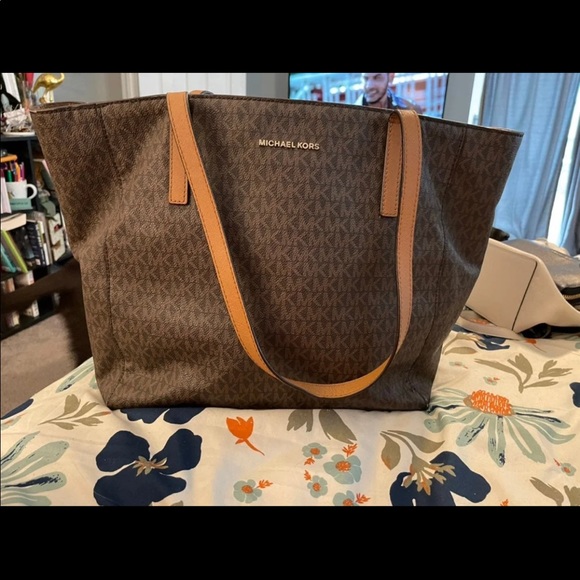 AUTHENTIC 💯% Michael Kors Large Tote - Picture 2 of 12